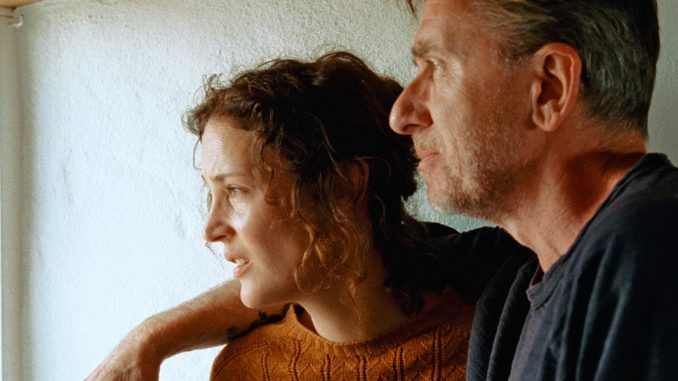 Bergman island 5 Chris (Vicky Krieps) y Tony (Tim Roth) en 'Bergman Island'en