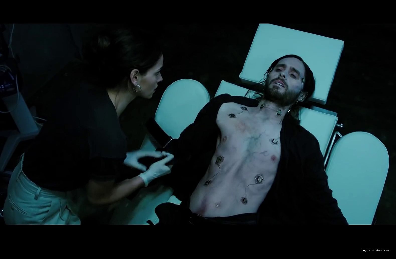 Adria Arjona y Jared Leto en una escena de 'Morbius'