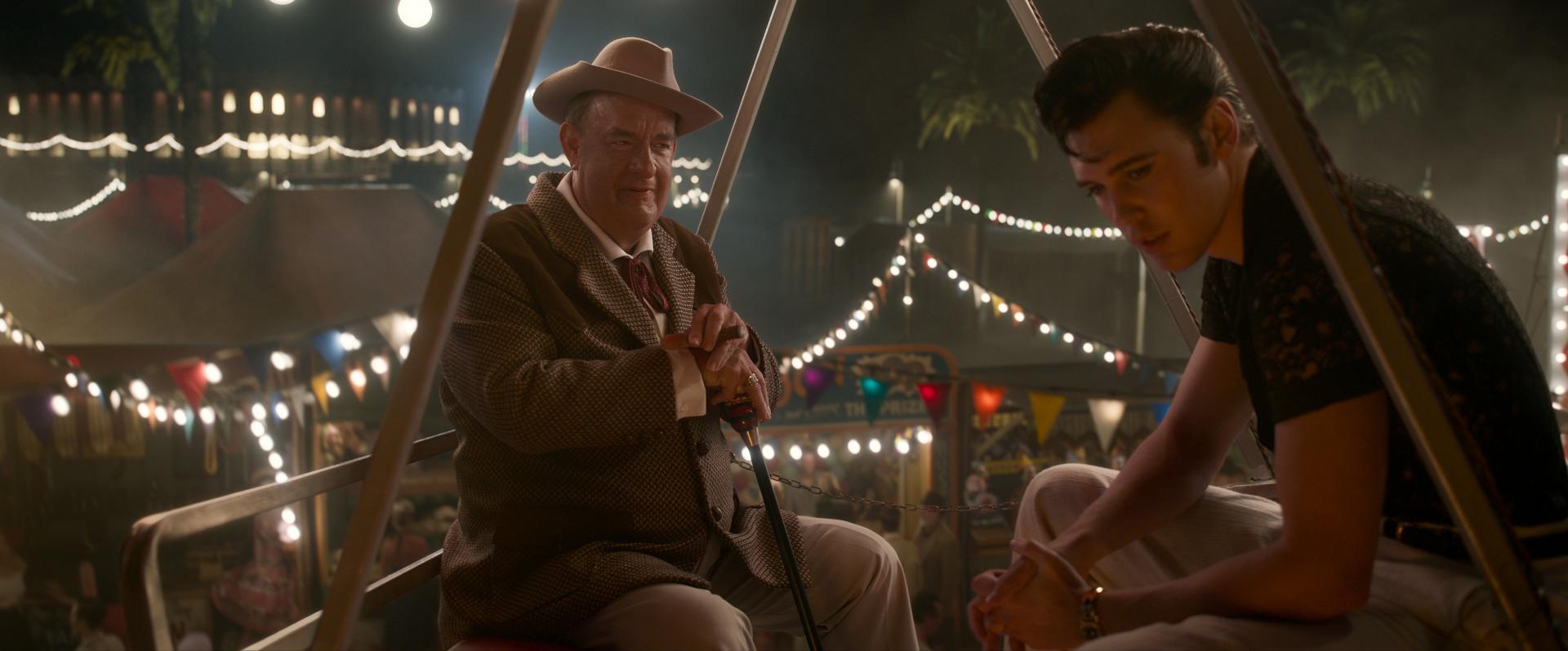 Austin Butler y Tom Hanks en una escena de 'Elvis'