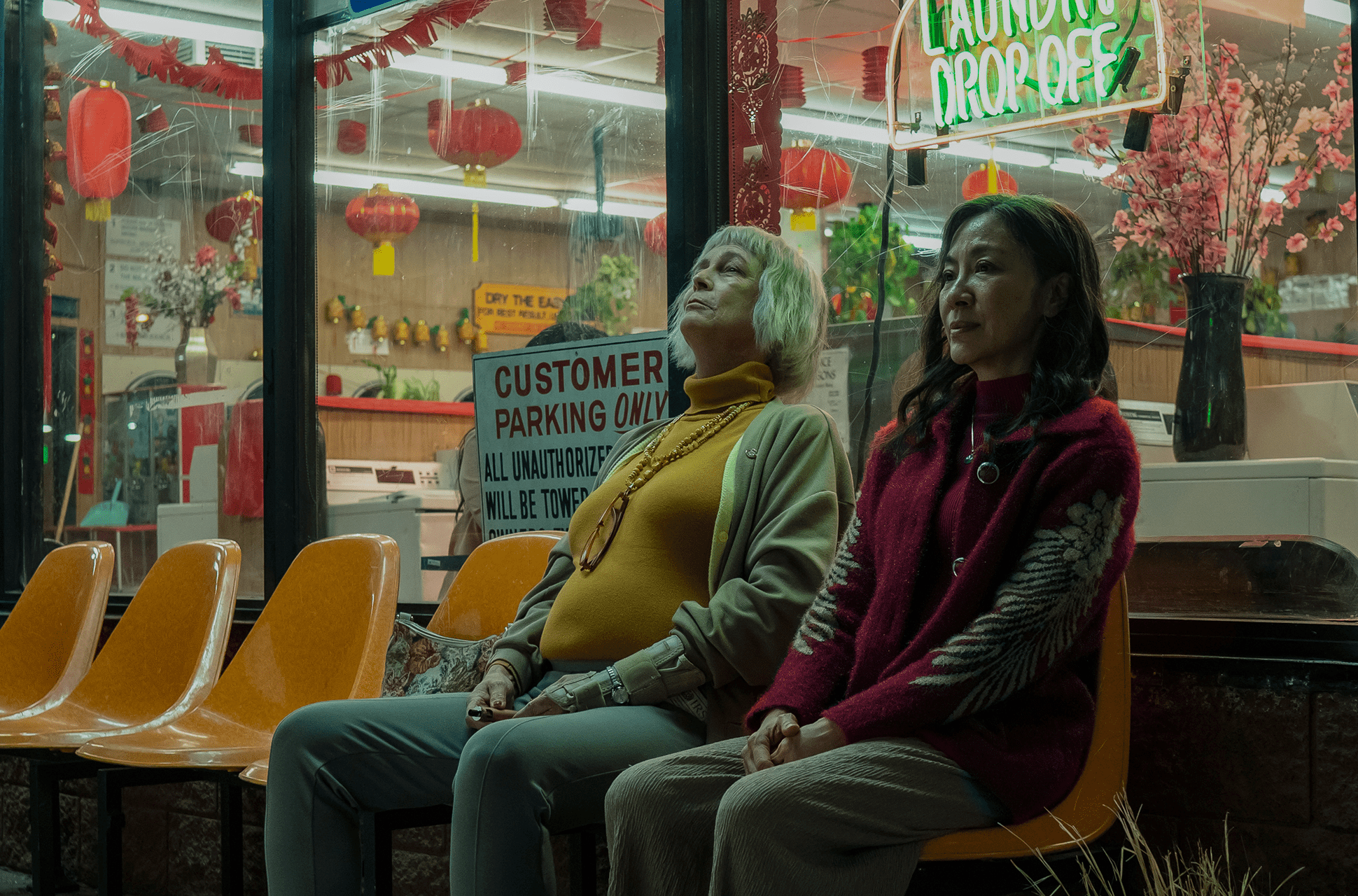 Escena de la cinta 'Everything Everywhere All at Once' con Jamie Lee Curis y Michelle Yeoh