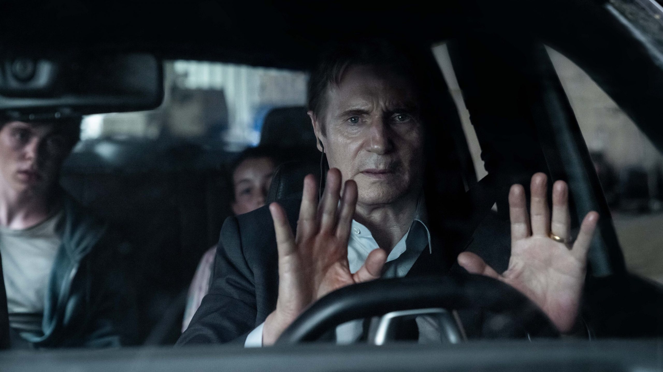 Escena de 'Retribution' un vulnerable Liam Neeson que lucha por su familia