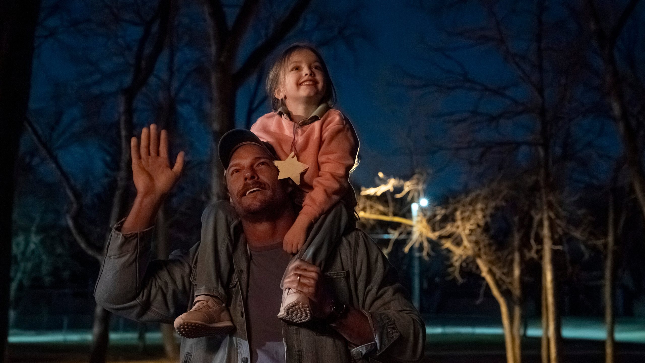 Alan Ritchson es el protagonista de 'Ordinary Angels'